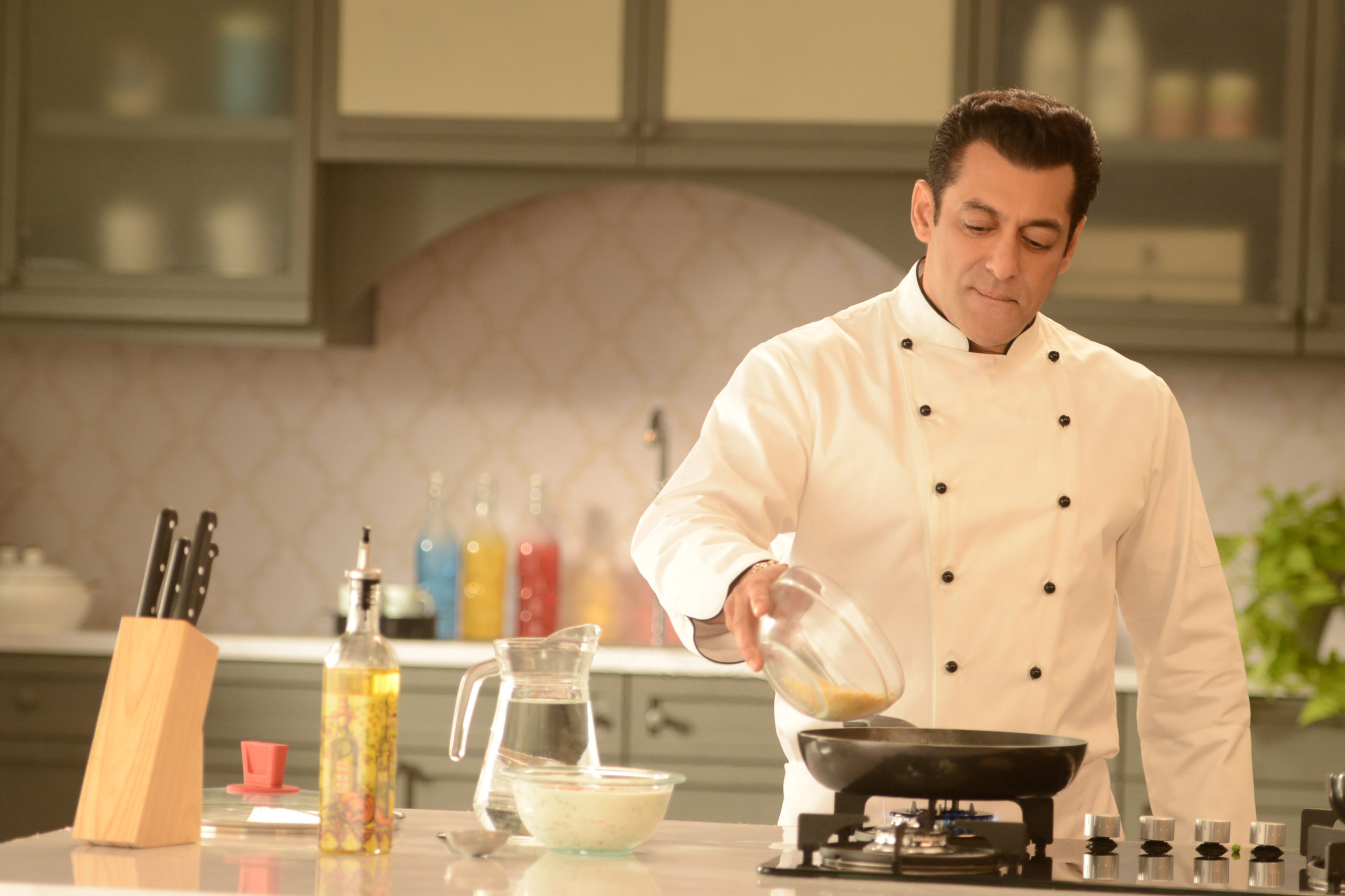 Chef Salman Khan gives a ‘Tedha tadka’ to the new Bigg Boss season