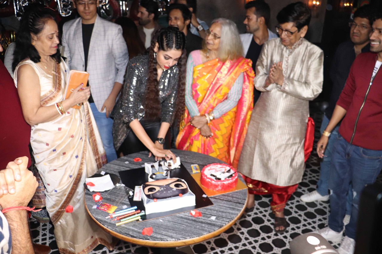 Mrizapur’s actress Anangsha Biswas celebrates her Birthday with a pompous bash