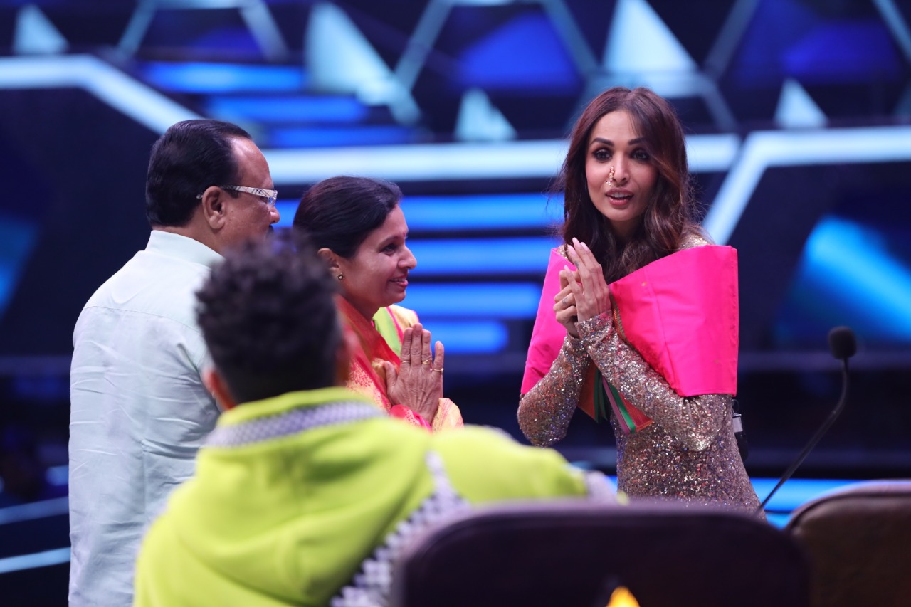 Malaika Arora graciously accepts a beautiful Paithani Saree and a Nathni by Rutuja’s parents on India’s Best Dancer!