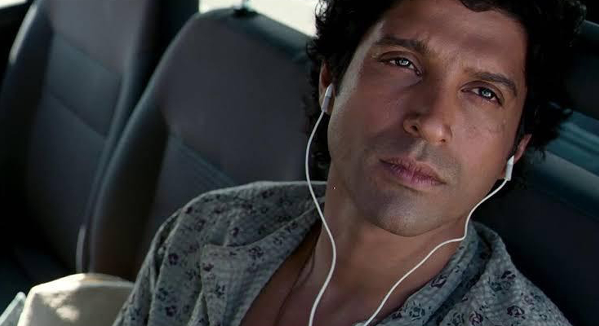 On occasion of World Poetry day, here’s a throwback to Farhan Akhtar playing a poet in ZNMD and winning hearts all over!