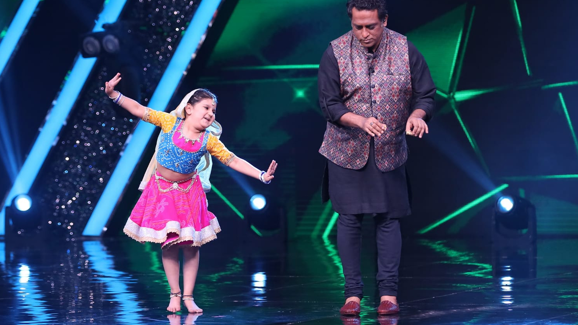 Anurag Basu dances to the tune of ‘Galti Se Mistake’ with contestant Eesha Misha of Super Dancer – Chapter 4