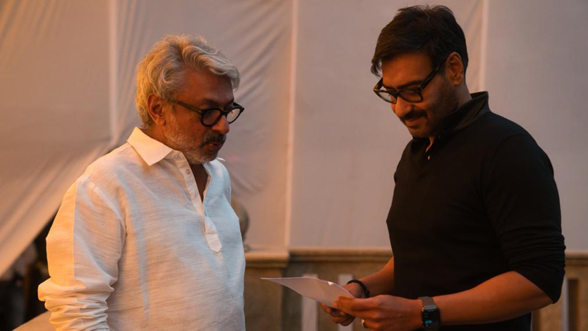 Ajay Devgn shares a very special memory with Sanjay Leela Bhansali on the occasion of Hum Dil De Chuke Sanam completing 22 years!