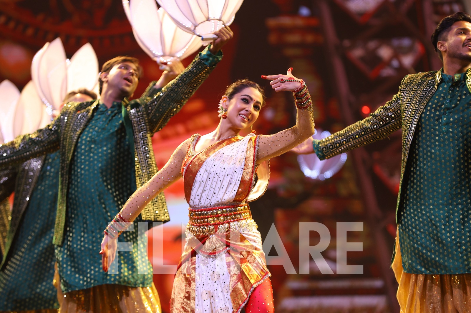 Fans select the songs for Sara Ali Khan’s performance at the 69th Filmfare Awards 2024, watch the awards on Zee TV!