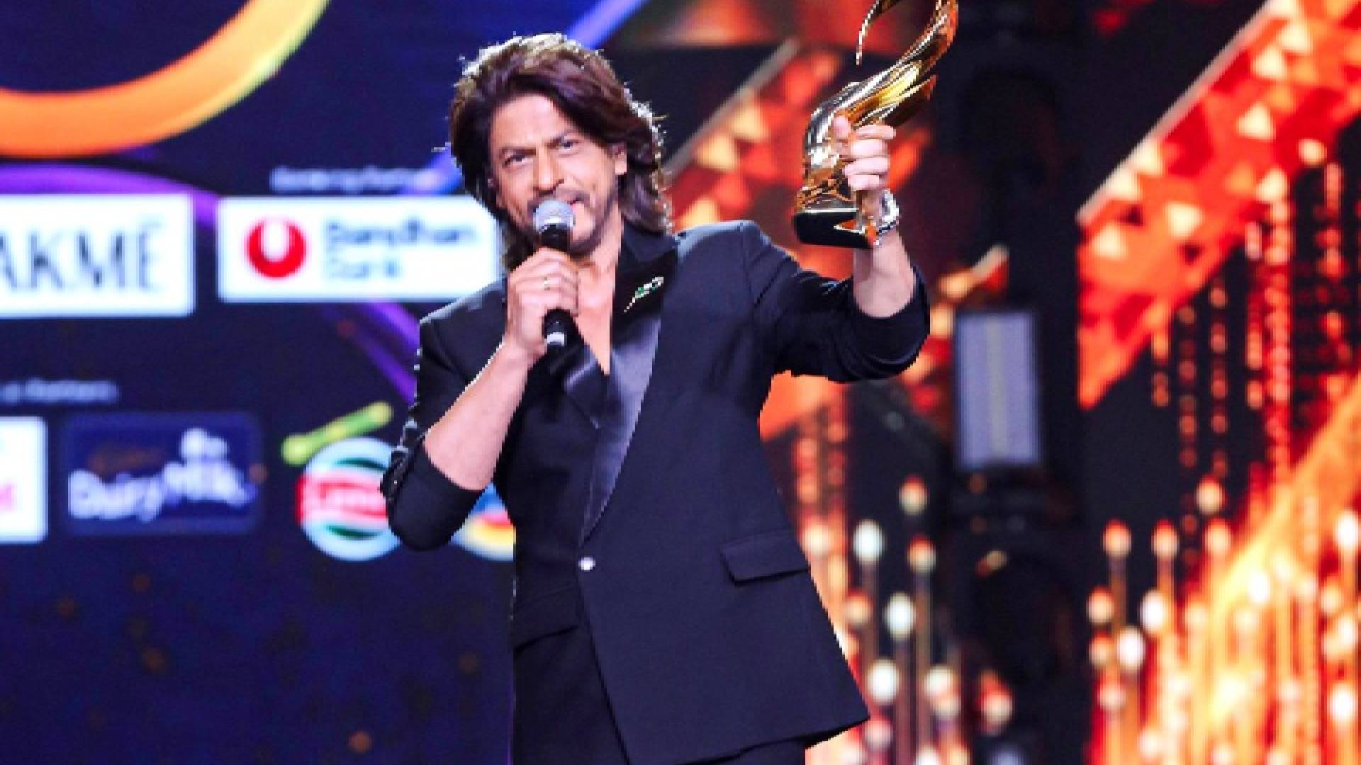 “This award is for Aryan, Suhana, Abram, and Gauri, who pushed me out of the house so that I can come here and act,” said Shah Rukh Khan after receiving the ‘Best Actor’ award at the Maruti Suzuki Arena presents 22nd Zee Cine Awards 2024