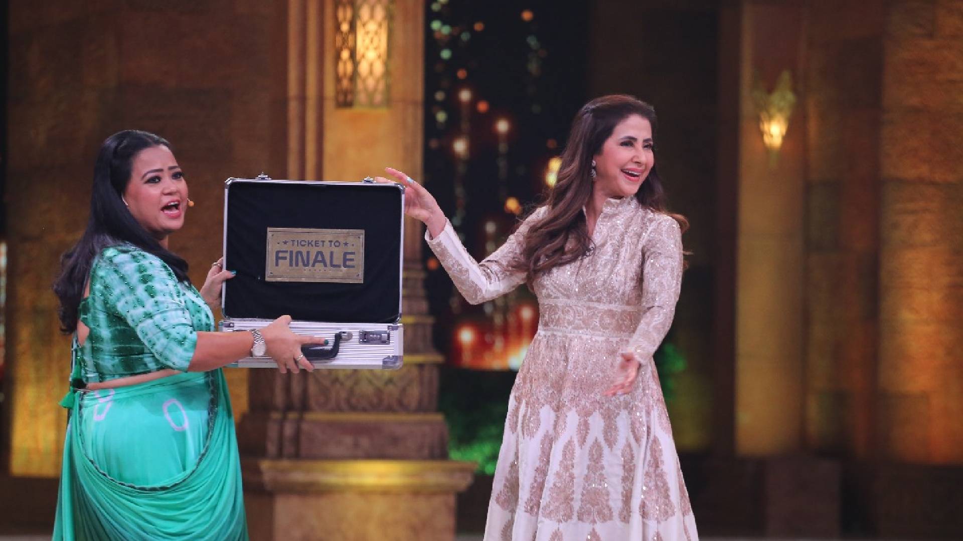 Urmila Matondkar brings her Rangeela vibe to the semi finale of  COLORS’ ‘Dance Deewane’