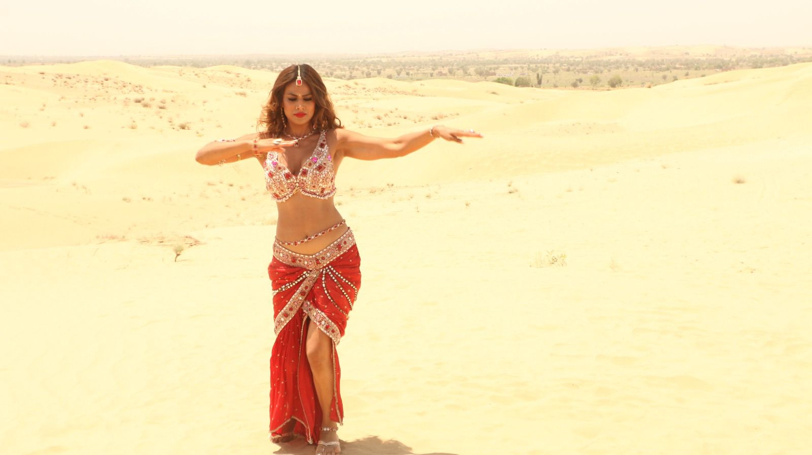 ‘Suhagan Chudail’ star, Nia Sharma defies scorching 50°C heat while shooting the opening scene in Rajasthan