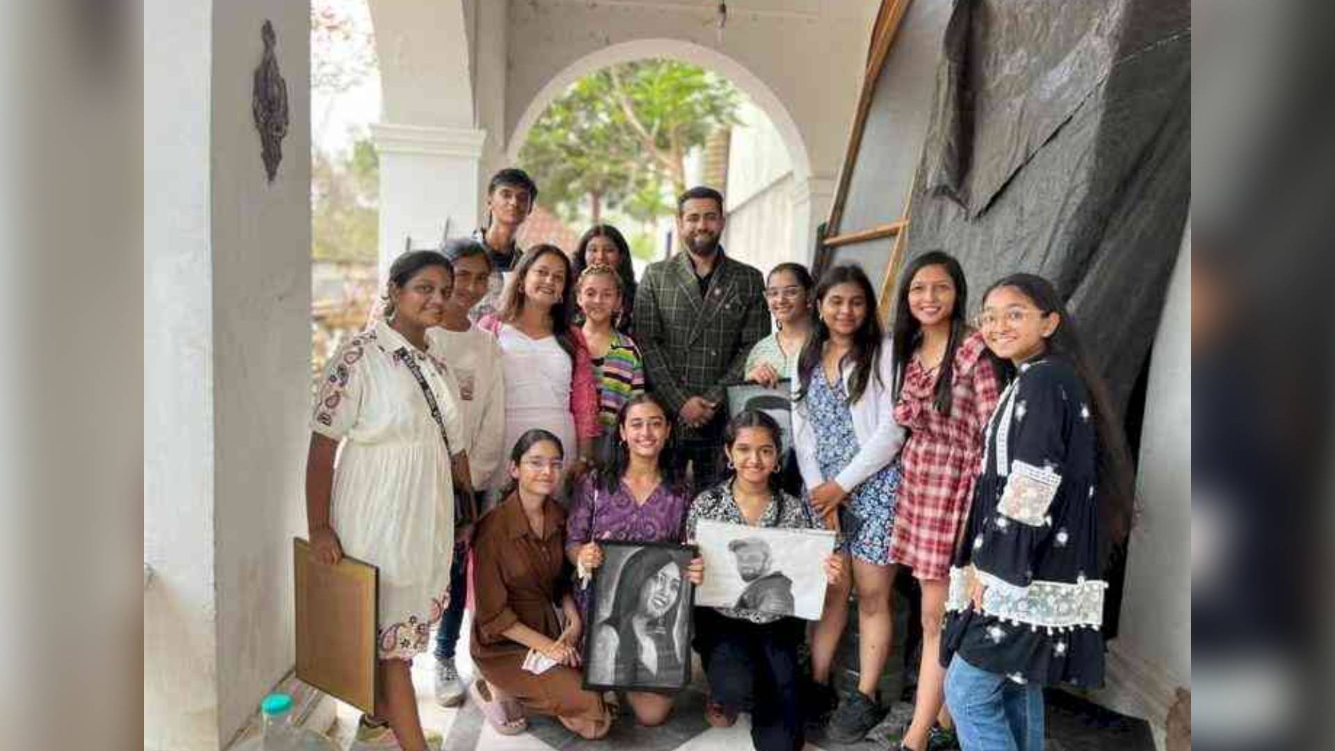 Fans delight Mahir and Anjali with their sketches on the set of Sony SAB’s Vanshaj