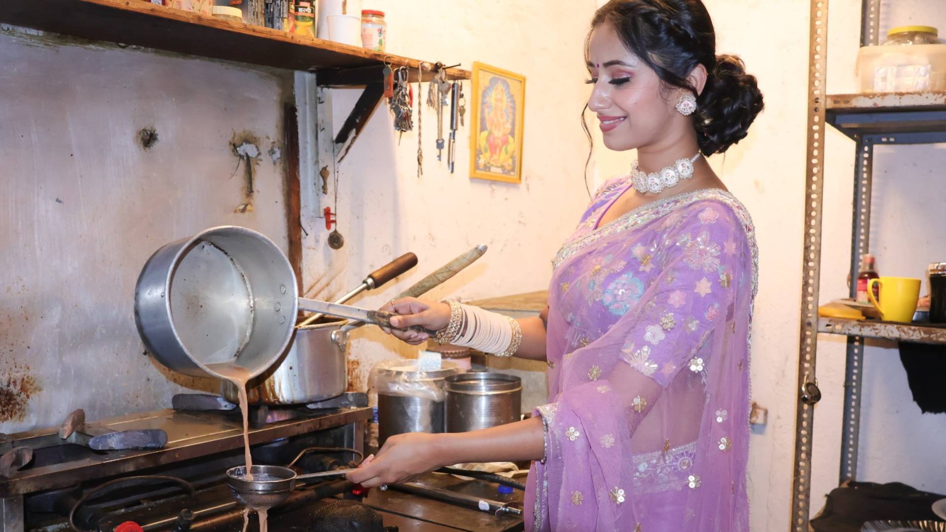 Popular actor Maera Misshra prepares her special ‘cutting Chai’ for her Bhagya Lakshmi family