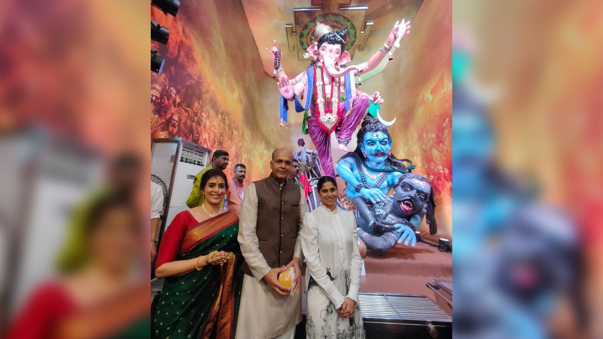 The cast of  Manvat Murders Ashutosh Gowariker, Sonali Kulkarni, and Sai Tamhankar seeks divine blessings from Mumbaicha Raja Ganeshgali at Lalbaug