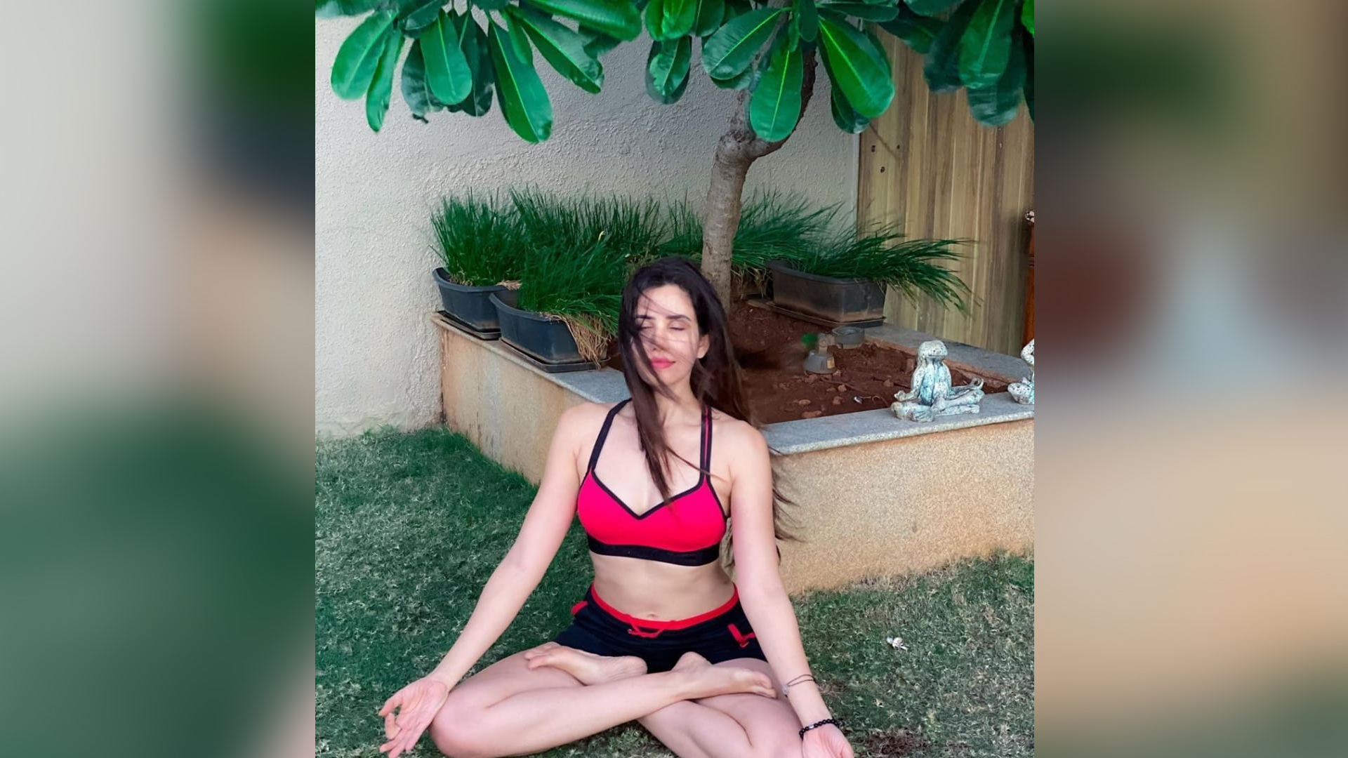 Sonnalli Seygall’s videos and pictures are all the motivation you need to start Yoga right away