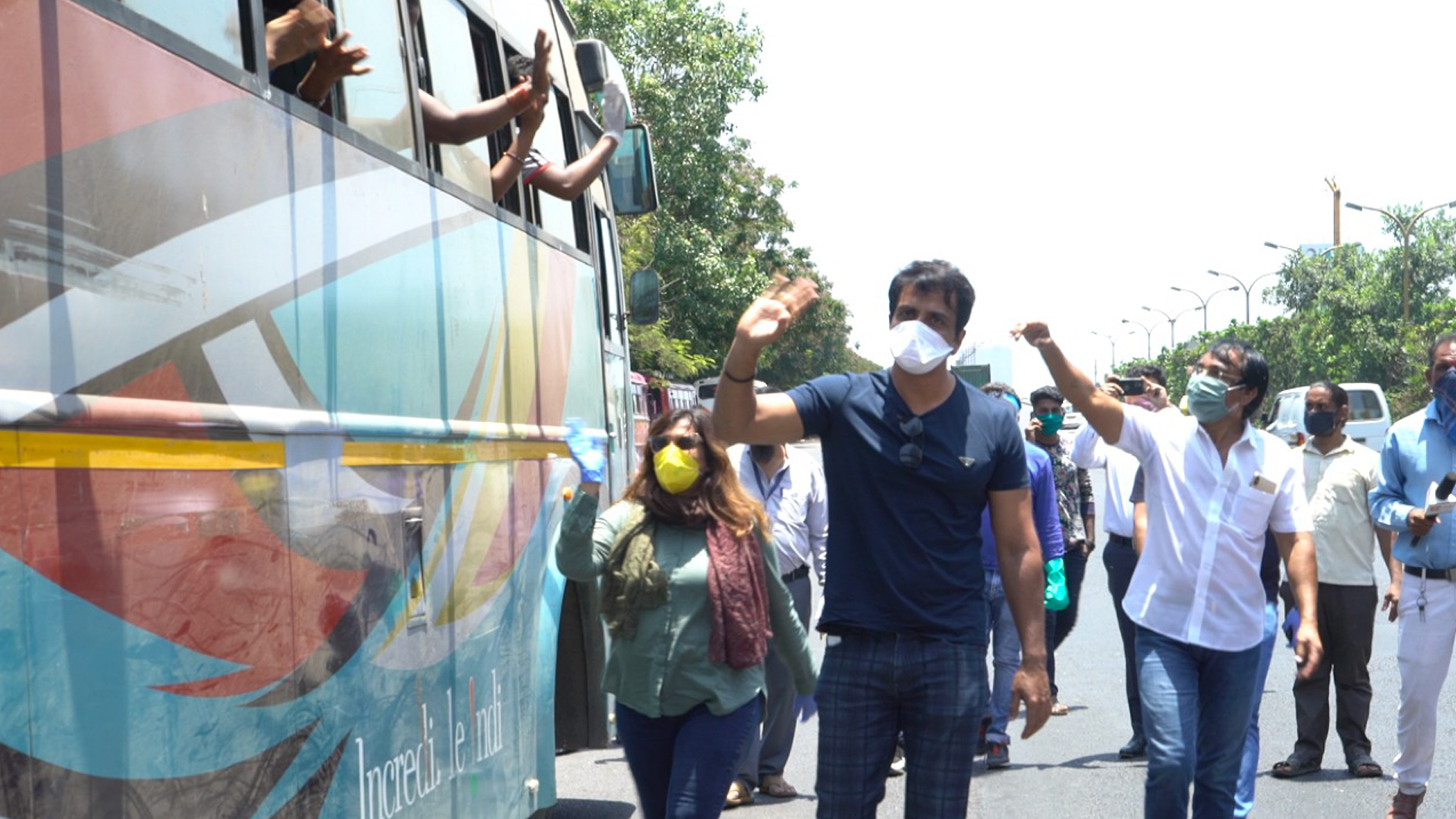 Sonu Sood becomes the first B-town celeb to organise multiple transport buses for hundreds of migrants stuck in Mumbai amid nationwide lockdown!