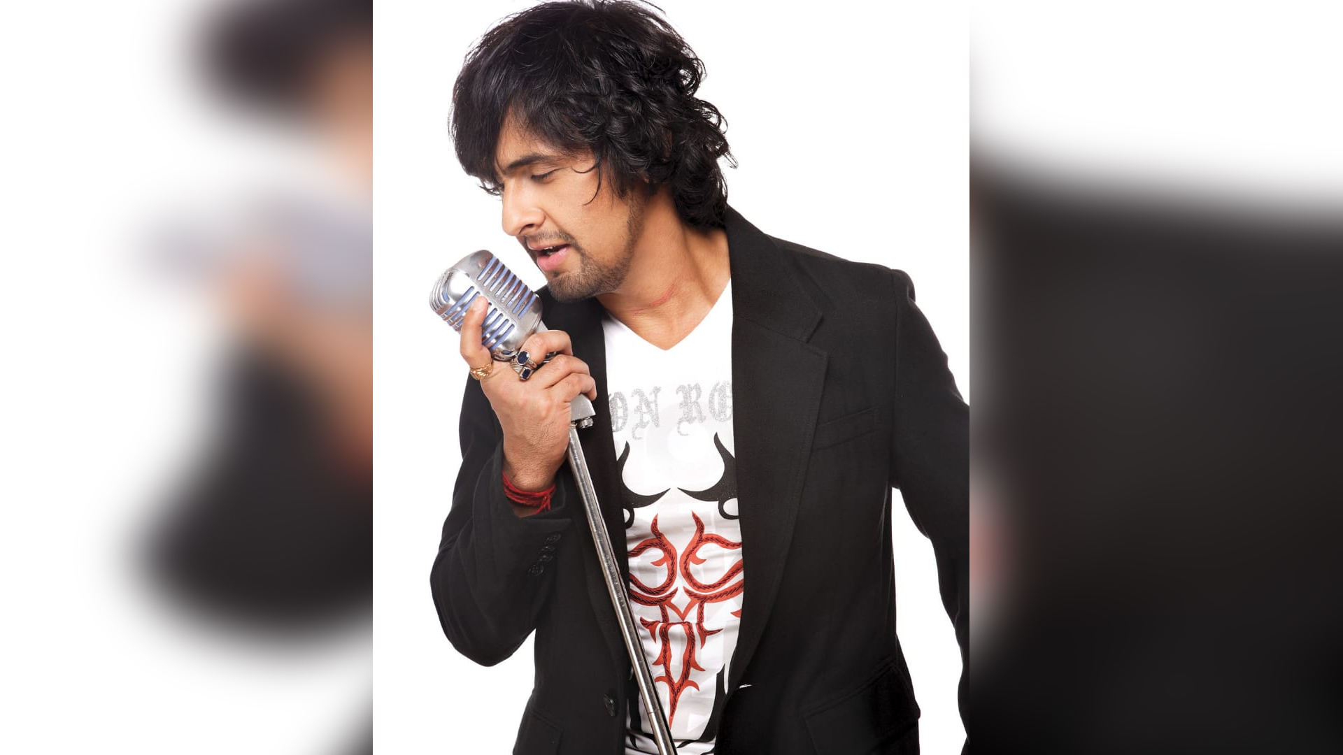 Sonu Nigam performing at world’s first live indoor music concert since the covid hit