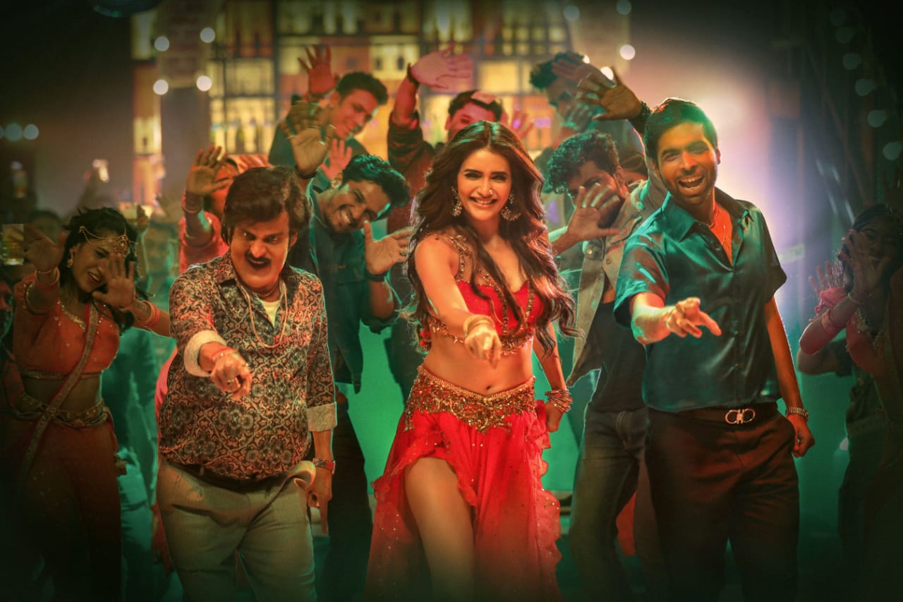 An unrecognizable Manoj and smashing Karishma get us grooving to the tunes of the new song Basanti from Suraj Pe Mangal Bhari