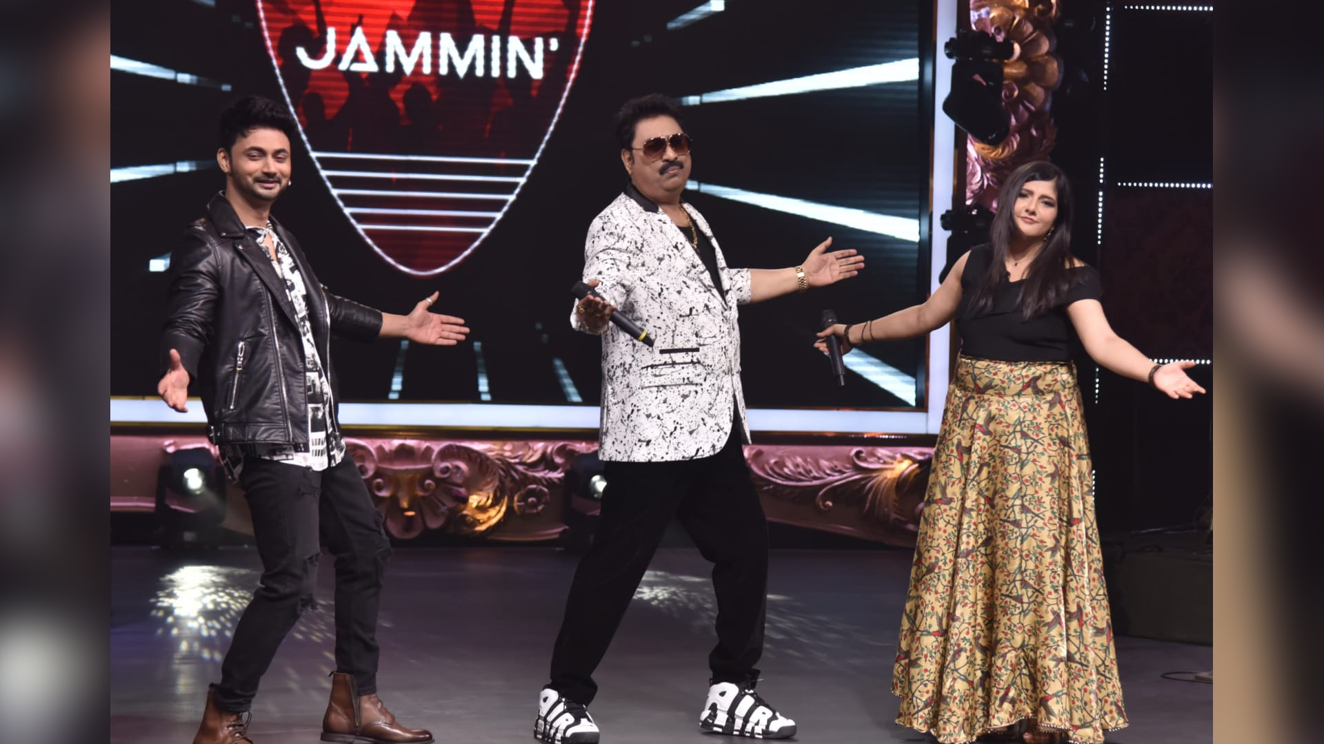 RJ ANMOL MAKES KUMAR SANU STRIKE SRK’s SIGNATURE POSE!