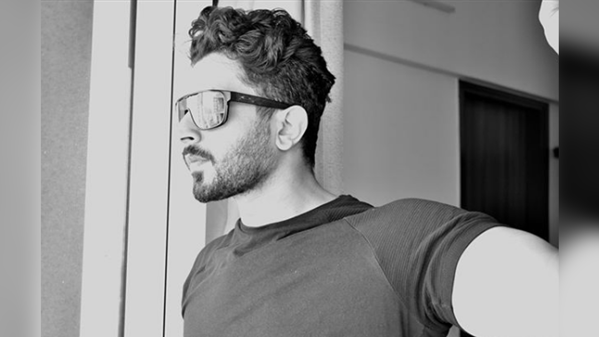 Sunny Singh looks dazzling in his latest monochromatic selfie, check it out!