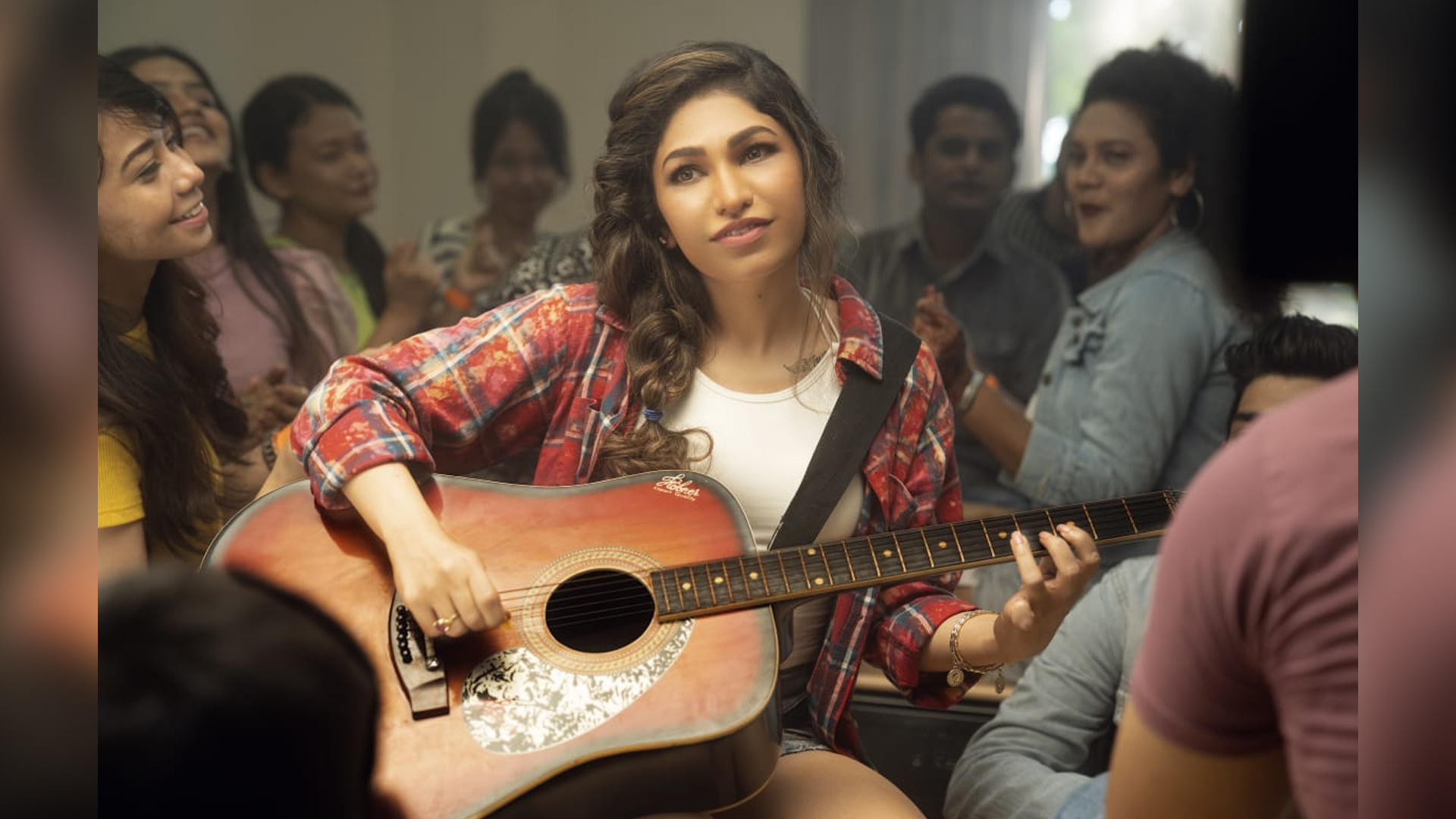 Tulsi Kumar learns to play the guitar for her rock ballad ‘Tanhaai’