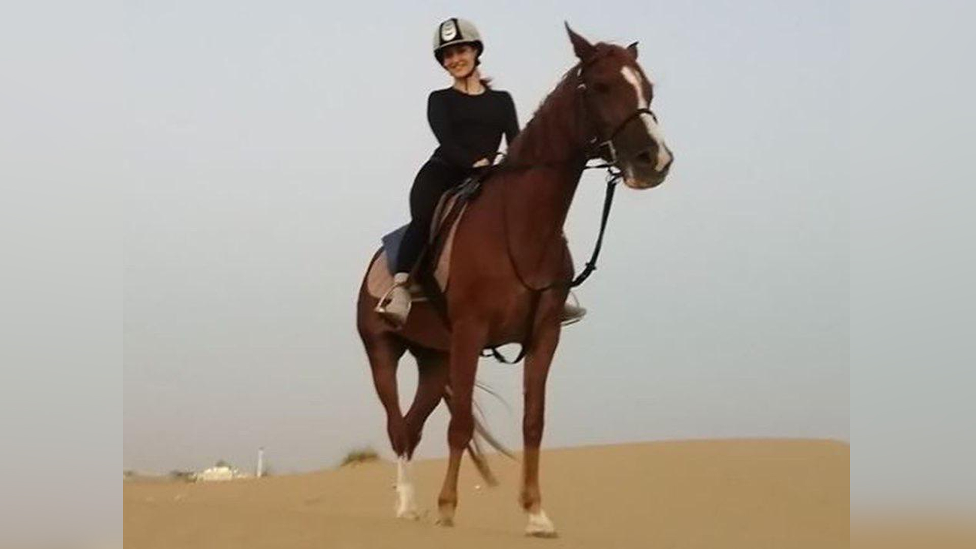 Elli Relives her Childhood Memories as She Rides a Horse in the Deserts of Dubai