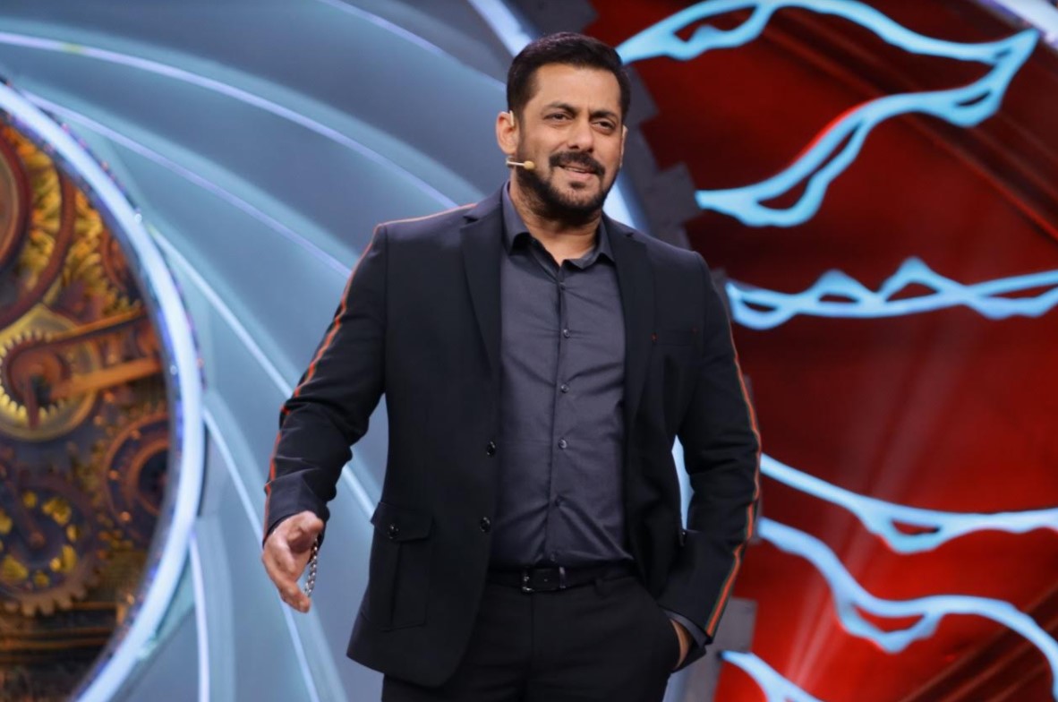 Salman Khan asks the contestants to reveal each other’s true faces