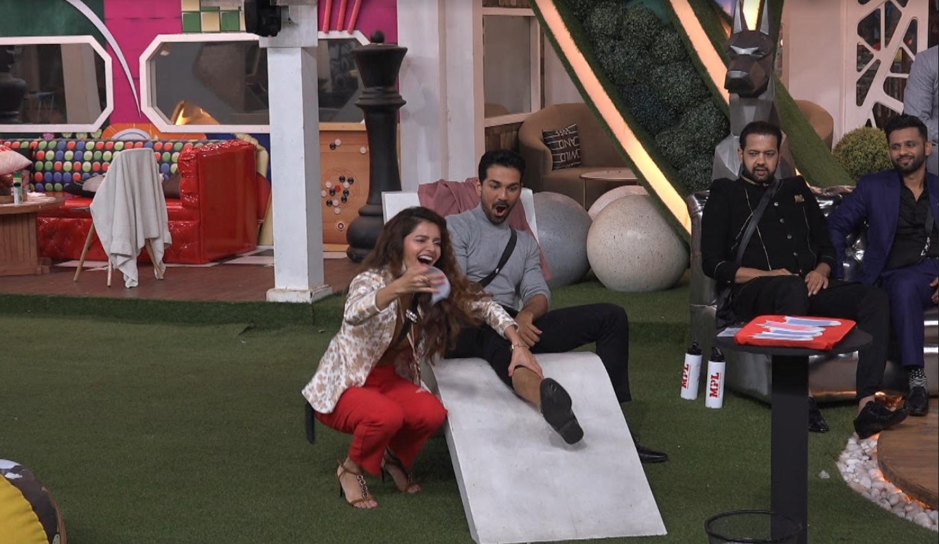 Weekend Ka Vaar: Housemates witness a very painful yet hilarious waxing session in Bigg Boss