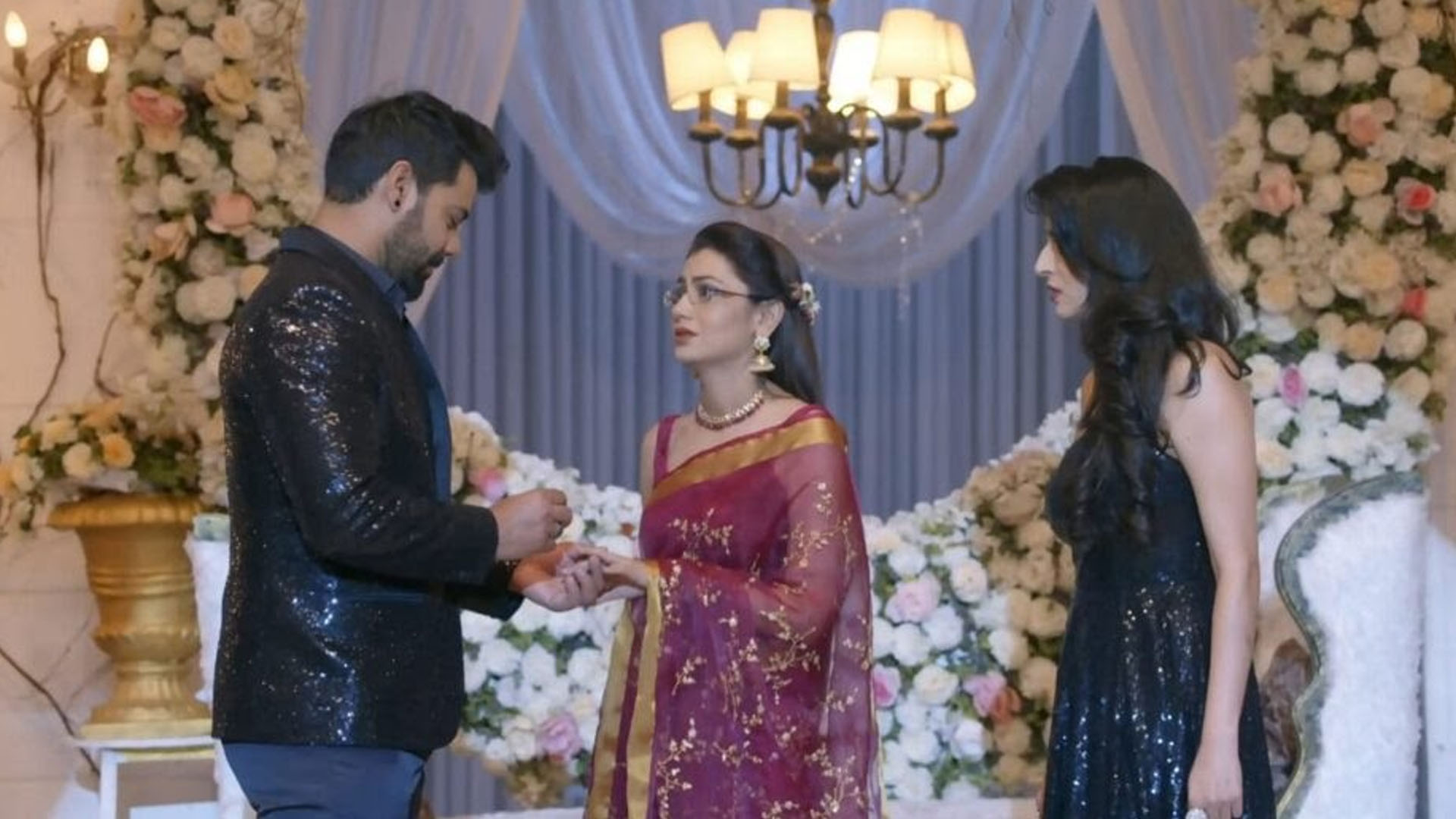 Kumkum Bhagya 29 December 2020 Written Update: Pragya hides the necklace and tries to save the Mehras