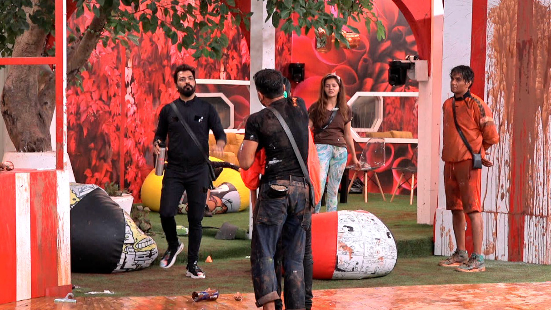 Challengers and contestants decide to play a divide and rule game in the Bigg Boss House!