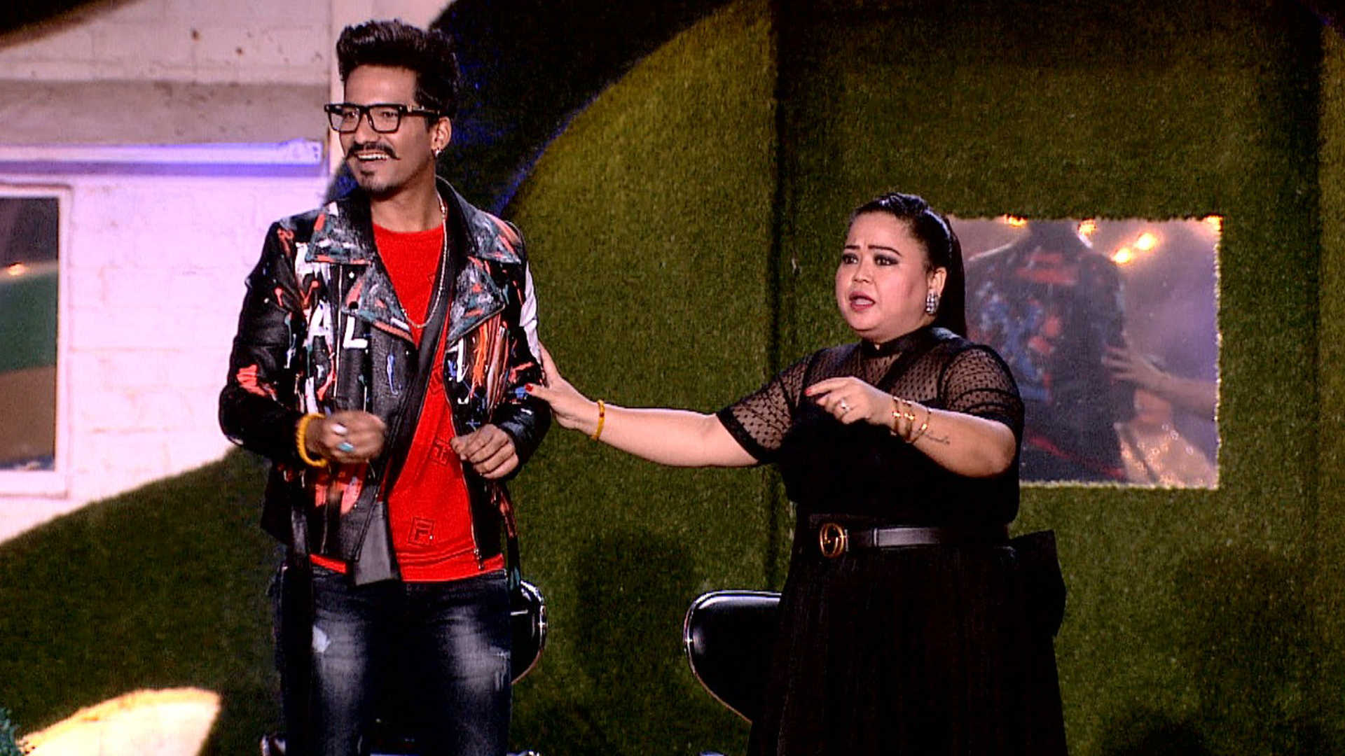 As the pressure for the finale builds up, comedians Bharti Singh and Harsh Lambacchiya leave the contestants in splits