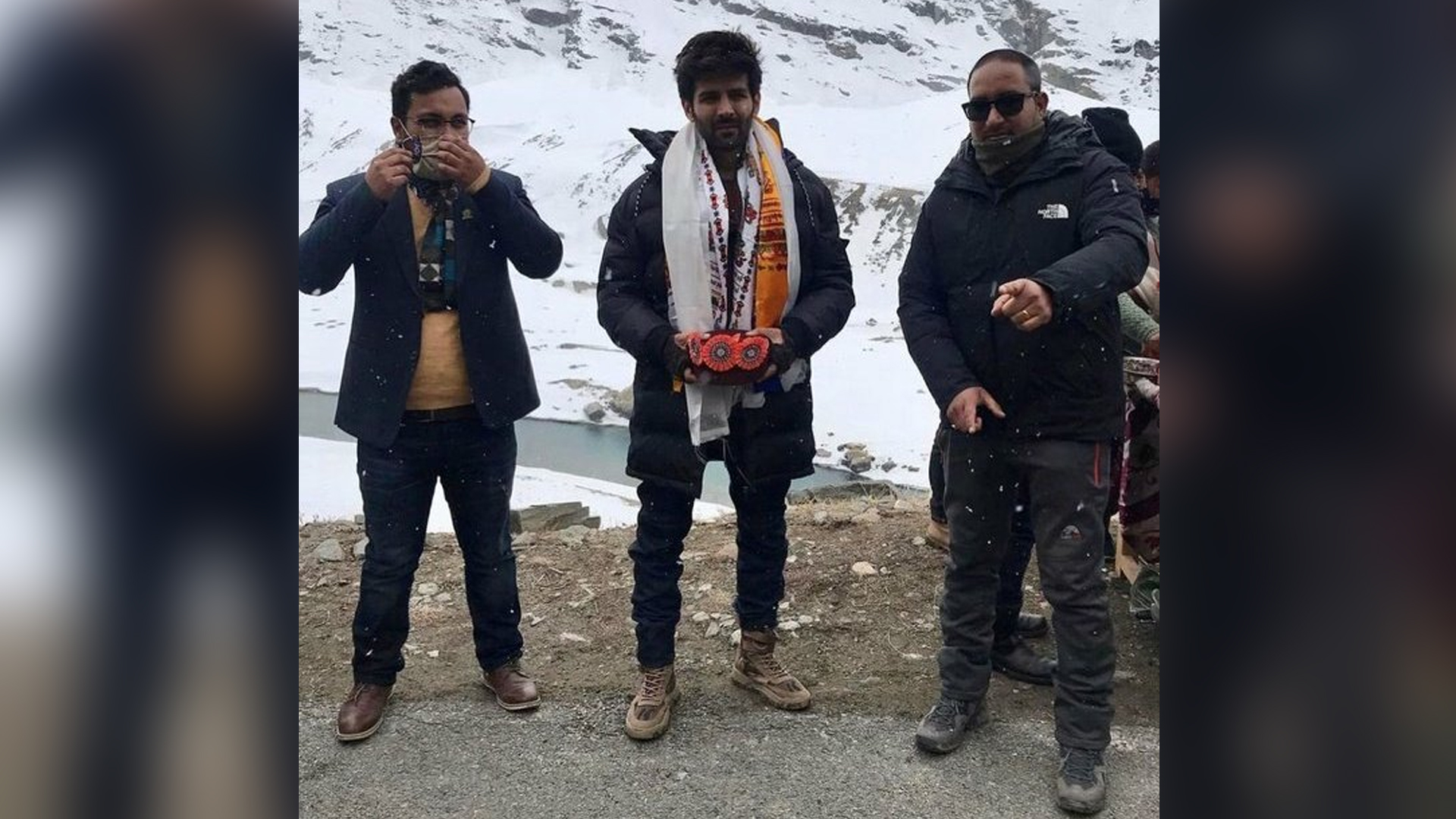 Kartik Aaryan Gets A Pleasant Surprise By Fans And Gets Mobbed By His Well Wishers In Manali