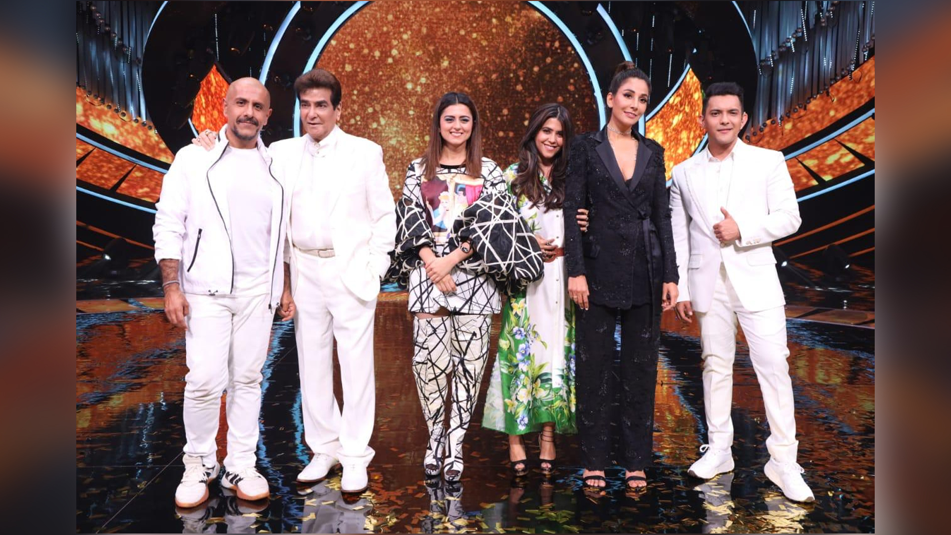 Ekta Kapoor promotes ‘The Married Woman’ with Jeetendra, Ridhi Dogra & Monica Dogra on Indian Idol 12!