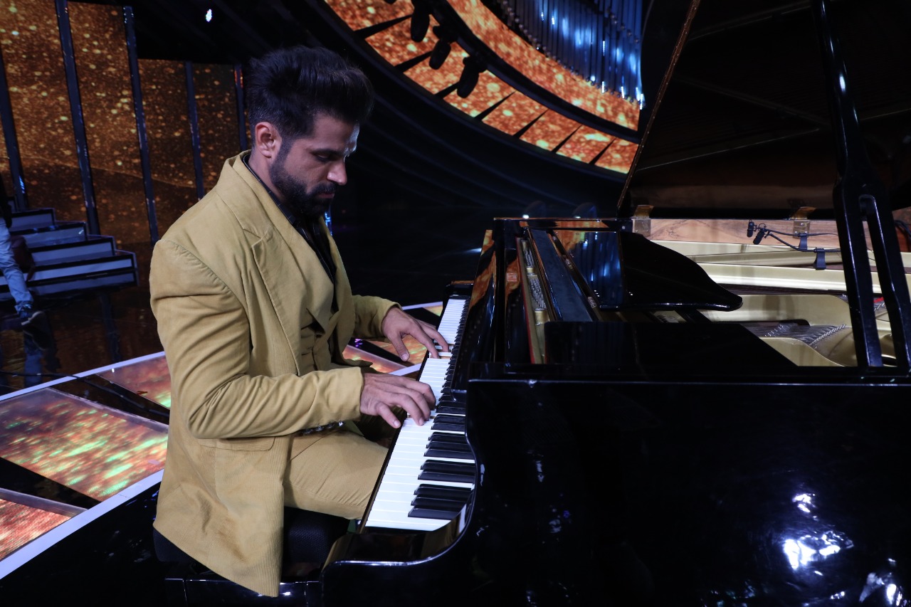 Rithvik plays on AR Rahman’s piano during his leisure time on the sets of Indian Idol Season 12