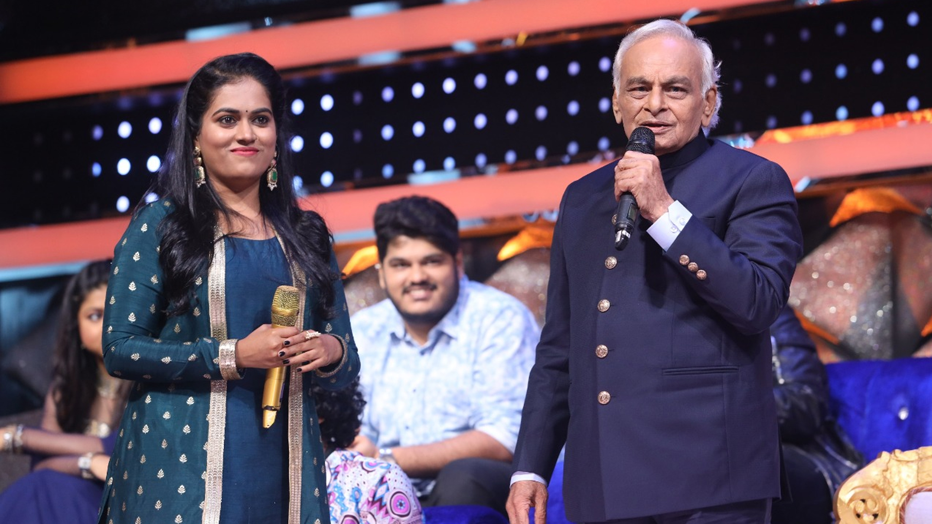 After the Namkaran ceremony of Sunidhi Chauhan, Anand Ji renamed Sayali’s name, on the sets of Indian Idol Season 12 airing only on Sony Entertainment Television.