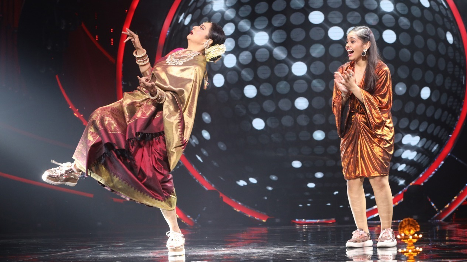 What! Rekha dances with sneakers on the sets of Indian Idol Season 12