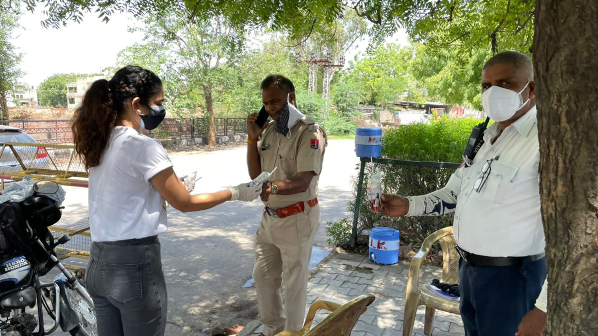 Aakanksha Singh steps out to offer buttermilk and water to cops in Jaipur