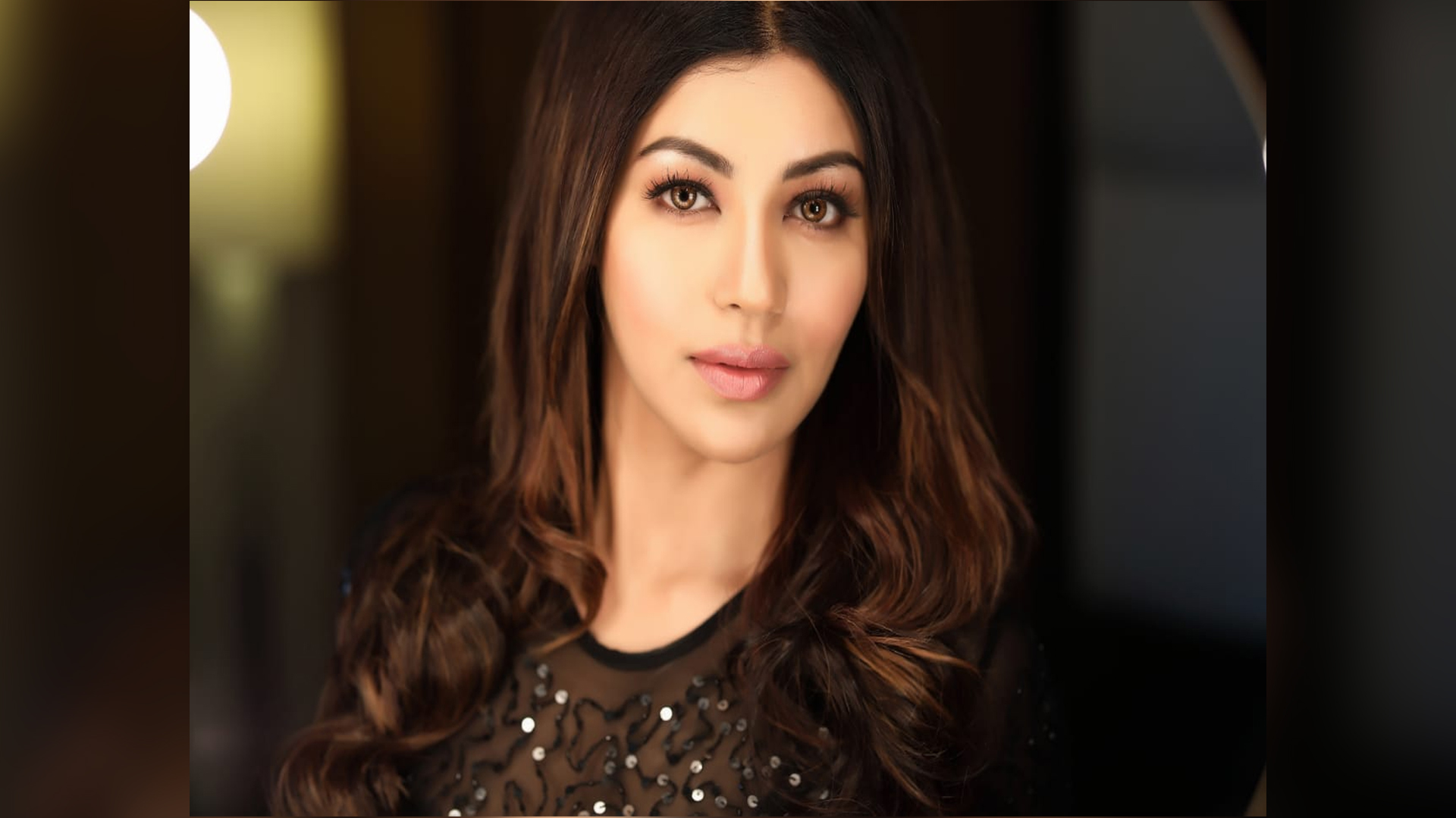 Check out this fun video from Khichdi where Debina Bonnerjee explains the difference between Qutub Minar and Charminar to Praful