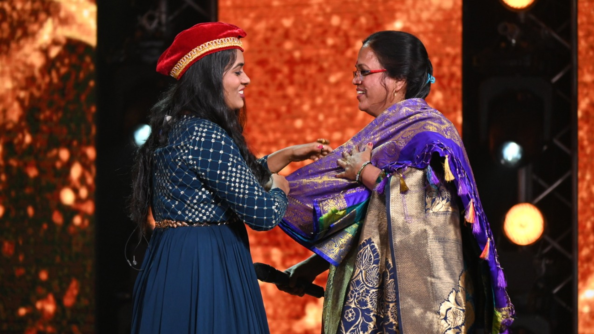 Sayali gifts her mother a paithani saree on the sets of Indian Idol 12 airing only on Sony Entertainment Television