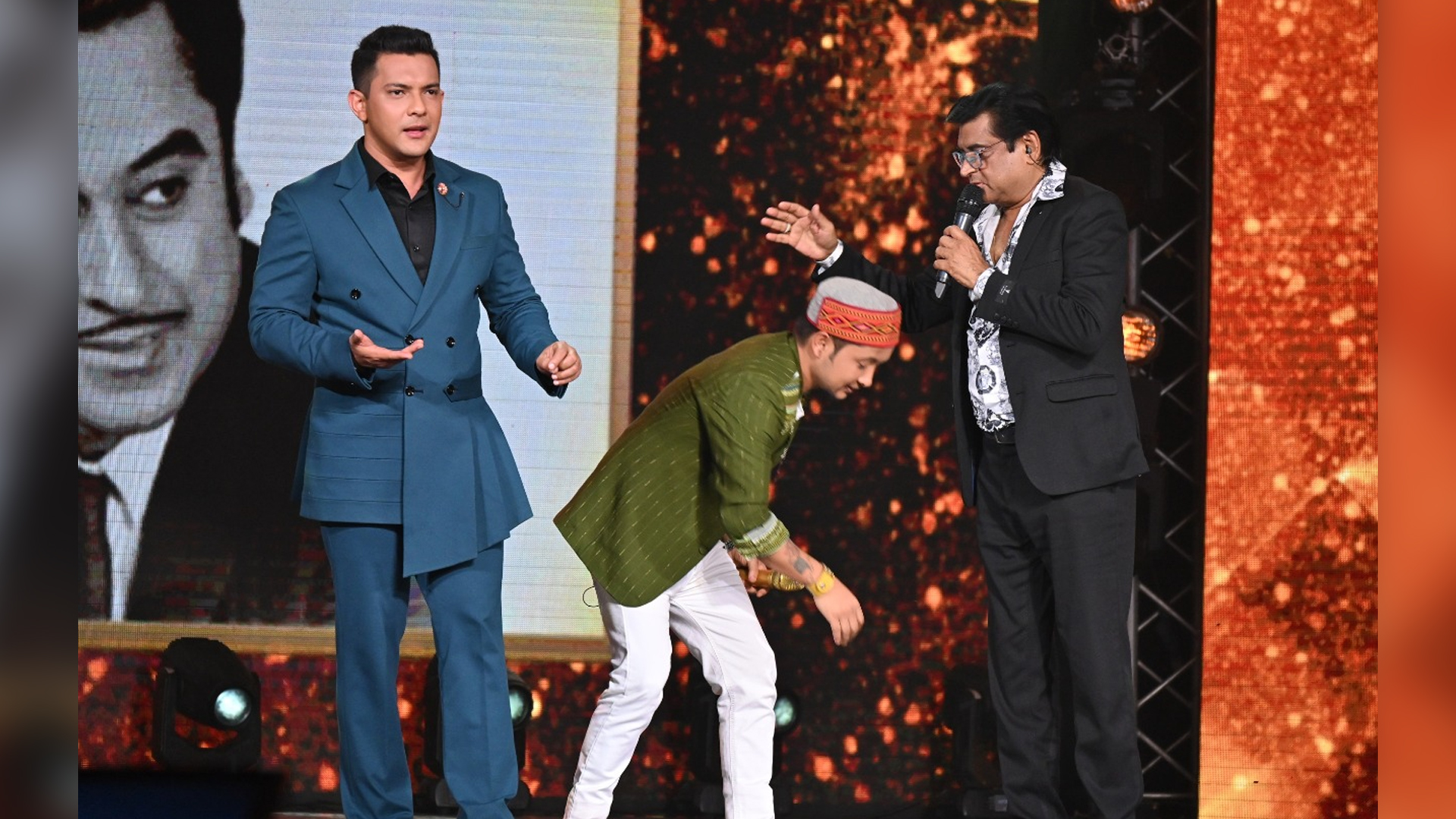 Pawandeep is Overwhelmed by the gesture of the legendary singer Amit Kumar as he gifts his watch which was given to him by his father only on the sets of Indian Idol 12