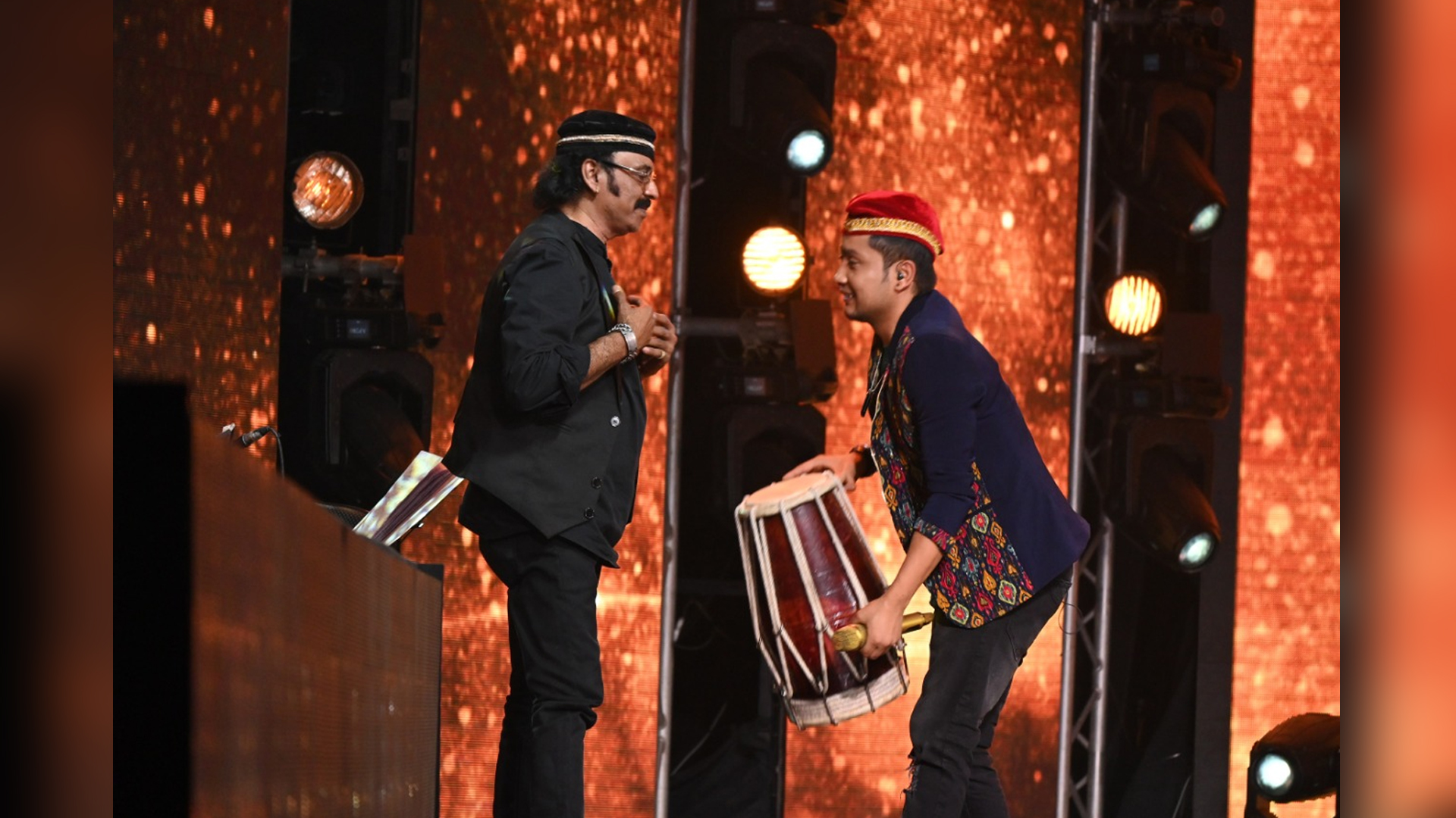 Pawandeep receives a Dholak on set as a gift from the musician Girish Da only on Indian Idol Season 12