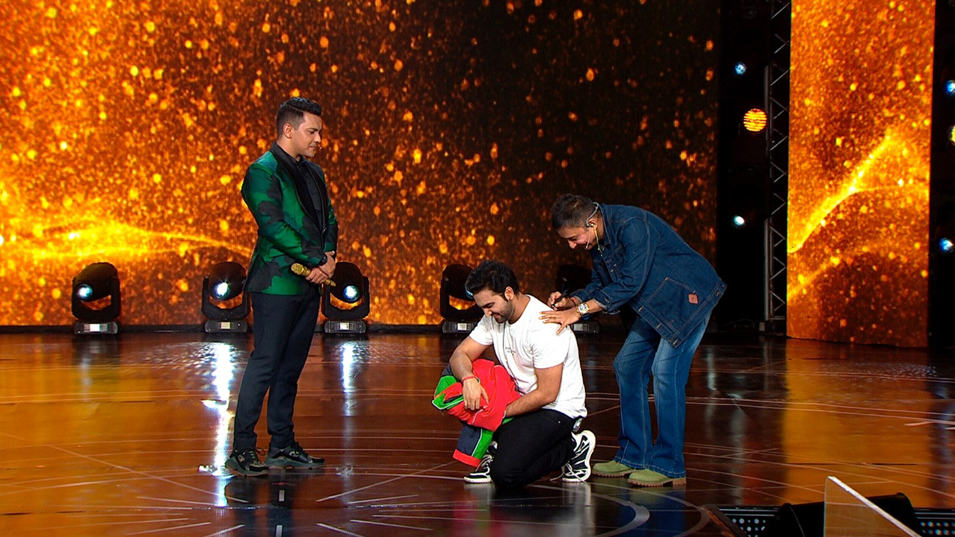 Danish receives an autograph from Sukhwinder Singh on his back T-shirt on the sets of Indian Idol Season 12