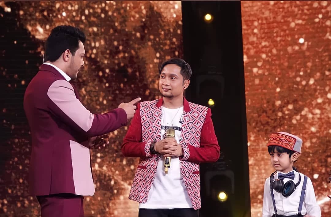 Pawandeep Rajan gifts his lucky cap to Little Drummer Boy Joey on Sony’s Indian Idol Season 12