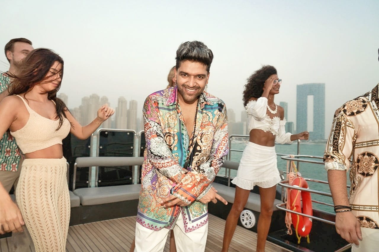 Guru Randhawa makes a statement with his new look, keeps it stylish!