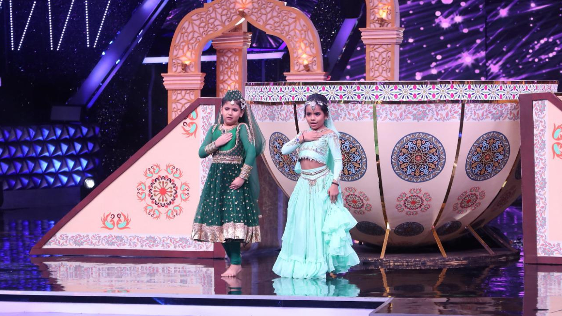 Last season winner Rupsa Batabyal and contestant Esha along with super guru Sonali set the stage on fire on Super Dancer – Chapter 4