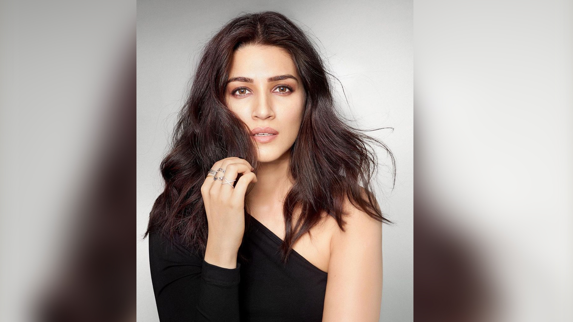 Kriti Sanon is back to the sets as lockdown eases, is shooting for this film currently!