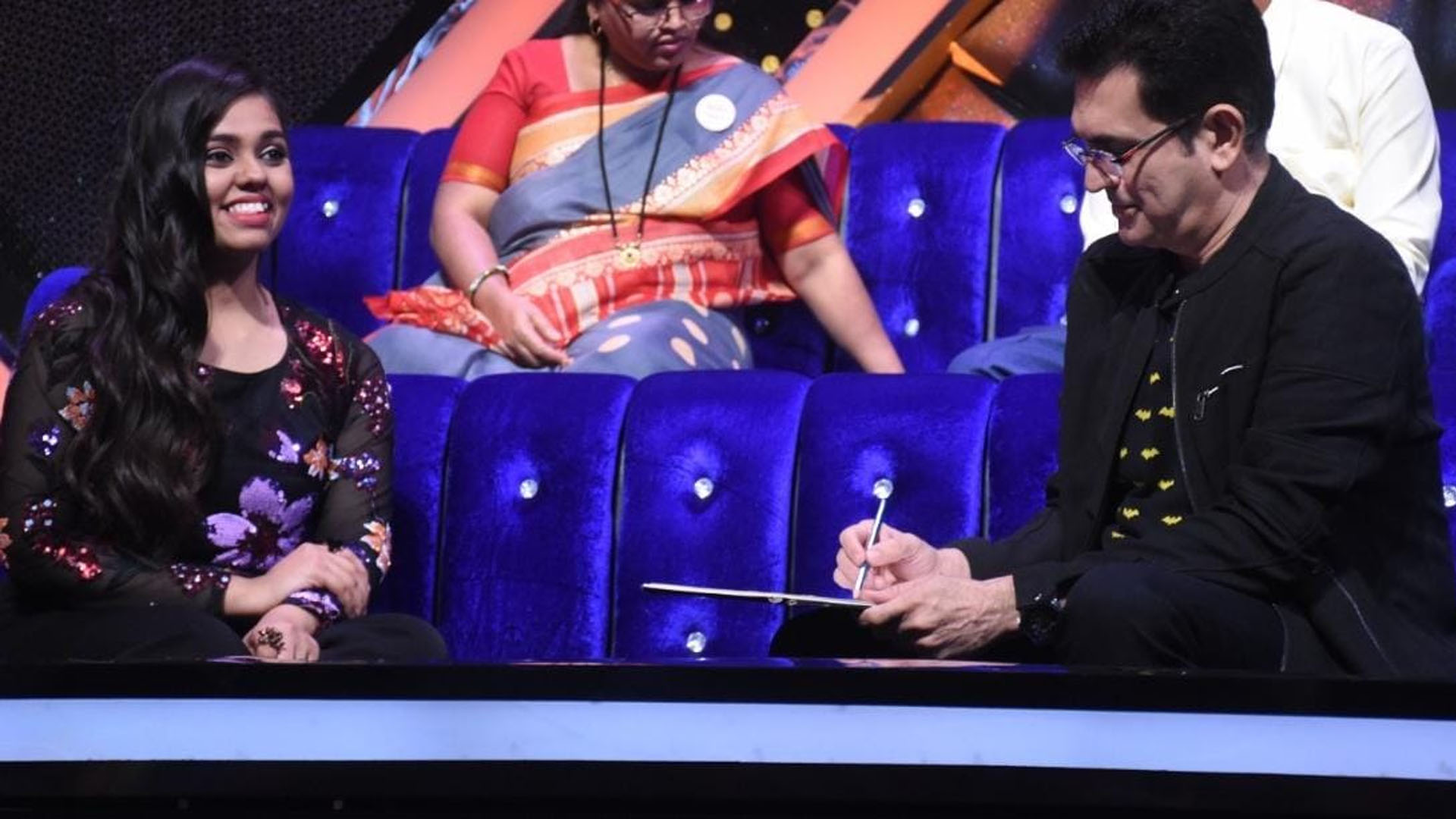 Ace film director Omung Kumar professes a wish and draws a sketch for Shanmukha Priya on Sony’s Indian Idol Season 12