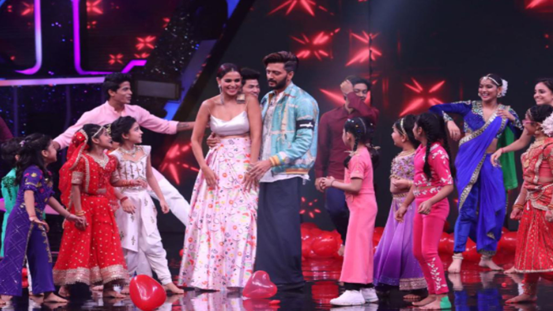 This weekend, adorable Bollywood couple Riteish Deshmukh and Genelia D’Souza grace the sets of Super Dancer Chapter 4  to celebrate ‘Shaadi Special’ episode