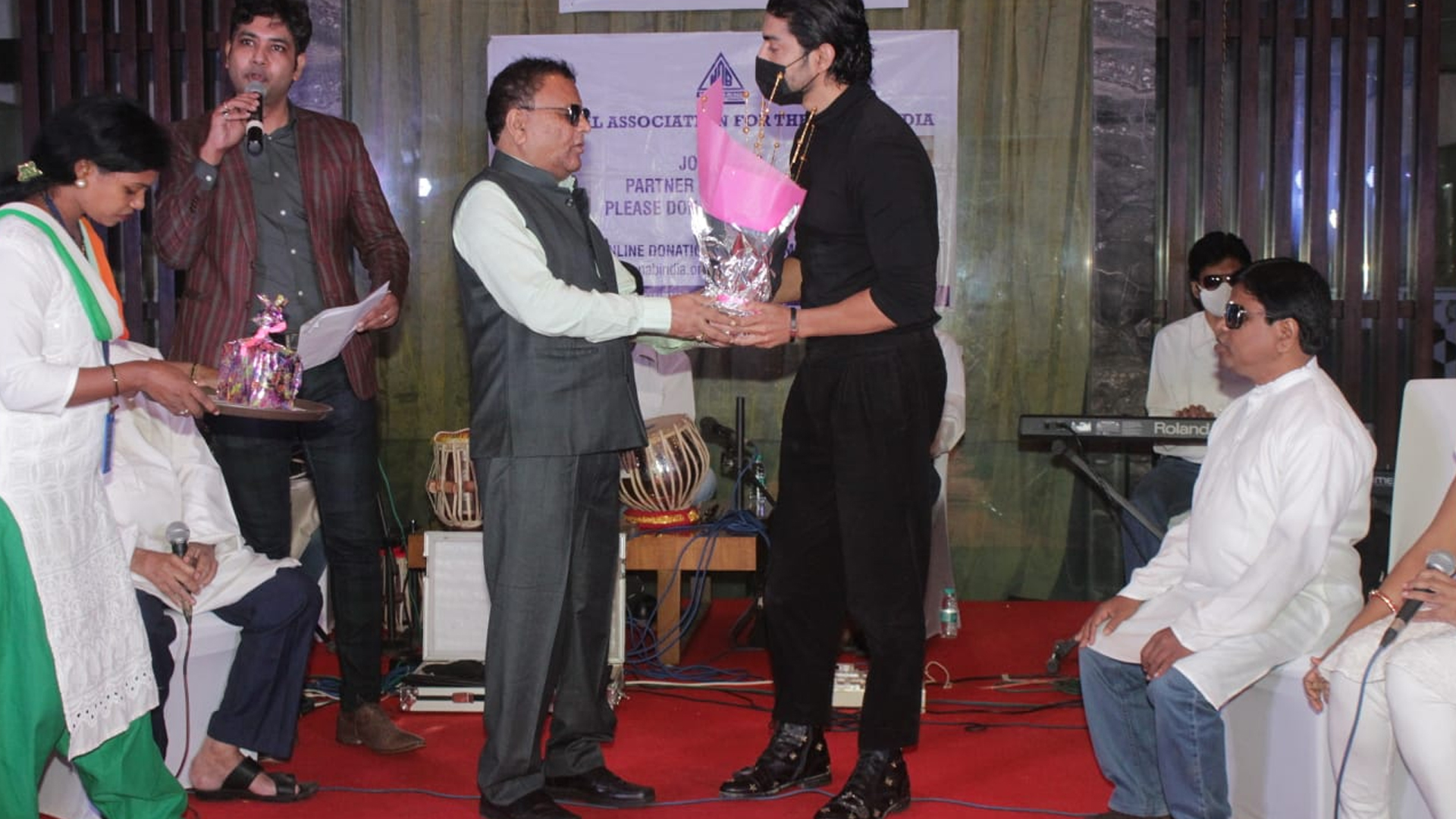 Gurmeet Choudhary celebrates Independance Day with the students from the National Association for the Blind !