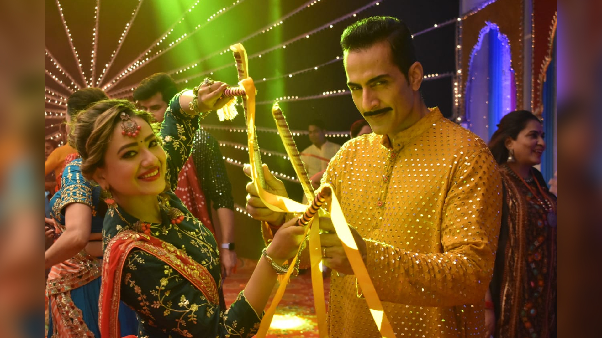 ‘Anupamaa’: Anupamaa and Anuj burn the Raavan together 