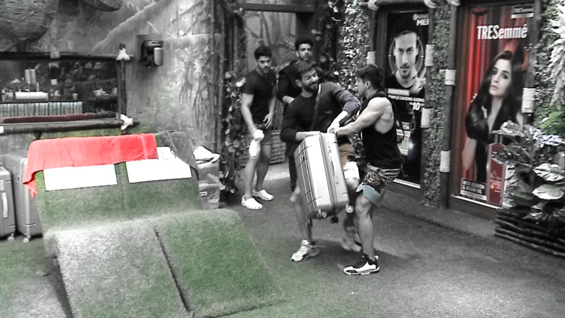 The war is on in the ‘Bigg Boss’ house, as the fight between the ‘Junglewasis’ and ‘Gharwasis’ intensifies!