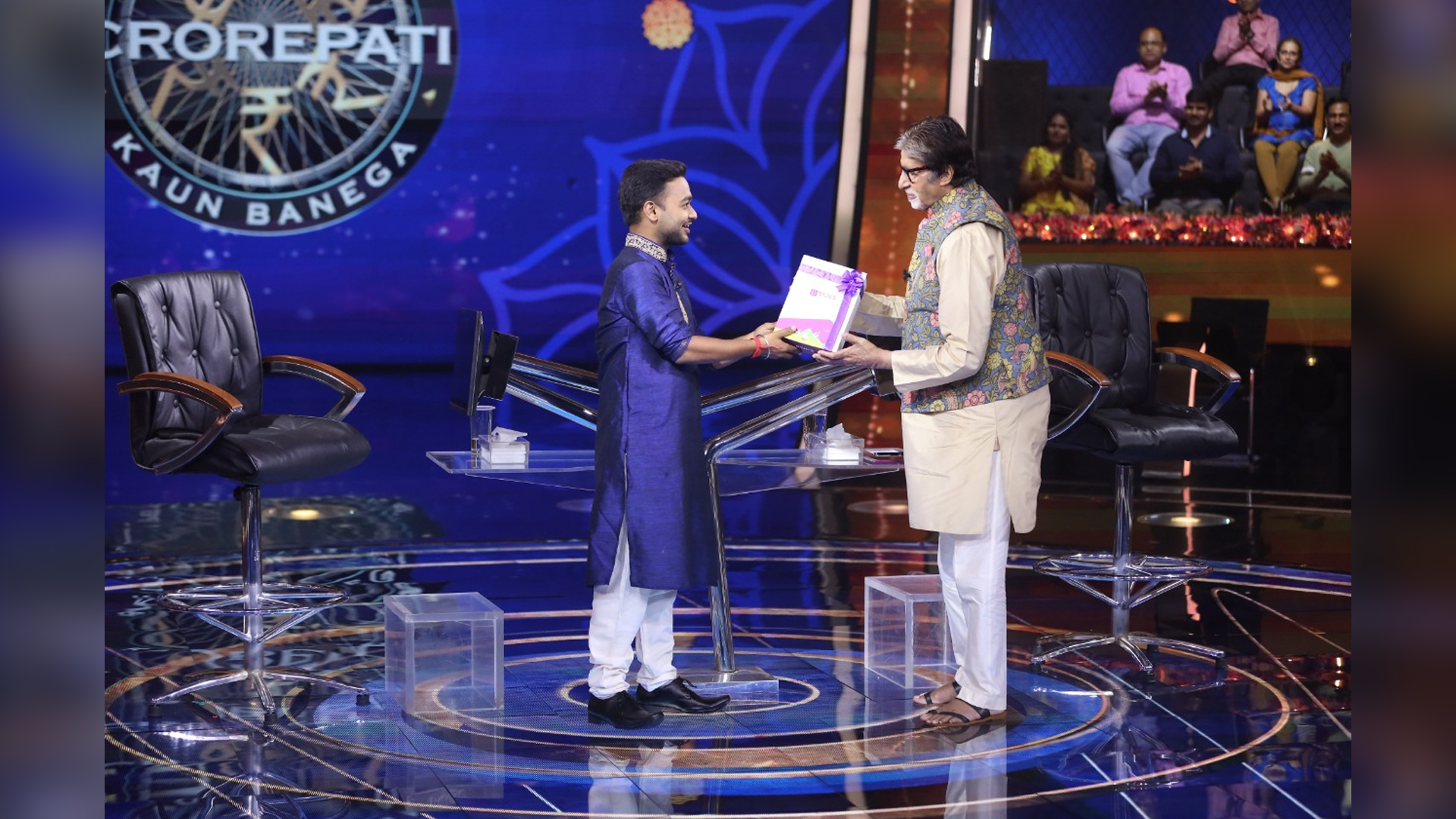 KBC contestant Sumit Kaushik, an IAS aspirant from Delhi, receives BYJU’S IAS Digital Program