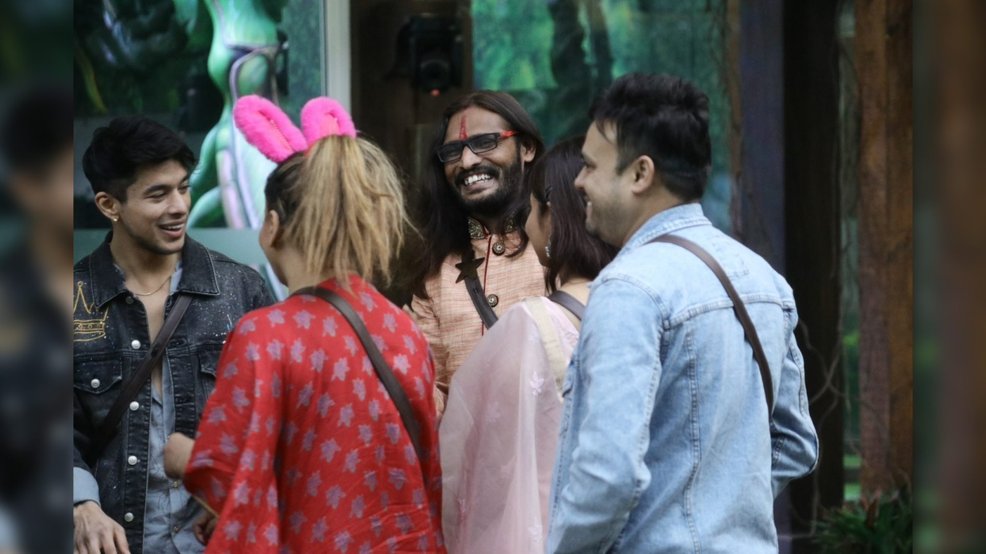 Witness Abhijit Bichukale’s entry and non-VIPs andolan against the VIPs in COLORS’ ‘BIGG BOSS’!