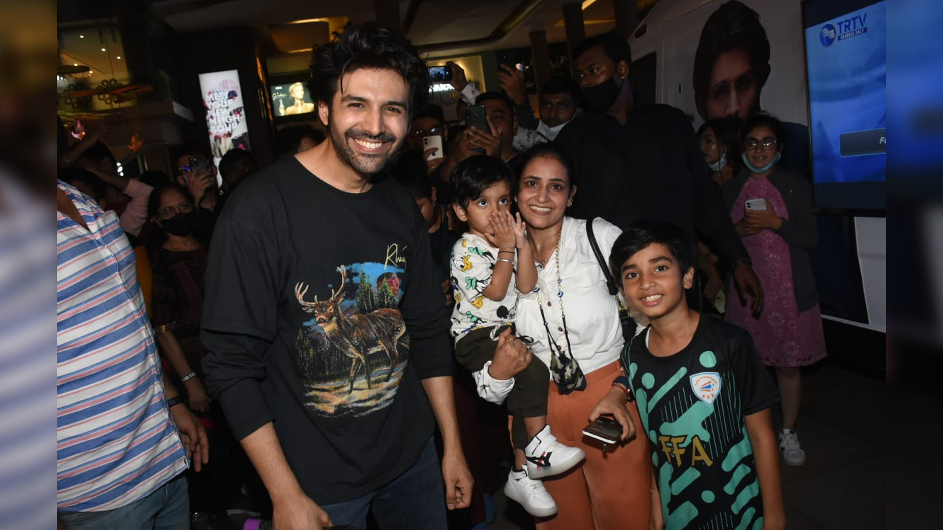 Kartik Aryan holds a special screening for media and their family members, amidst of film fraternity pouring love on Dhamaka star