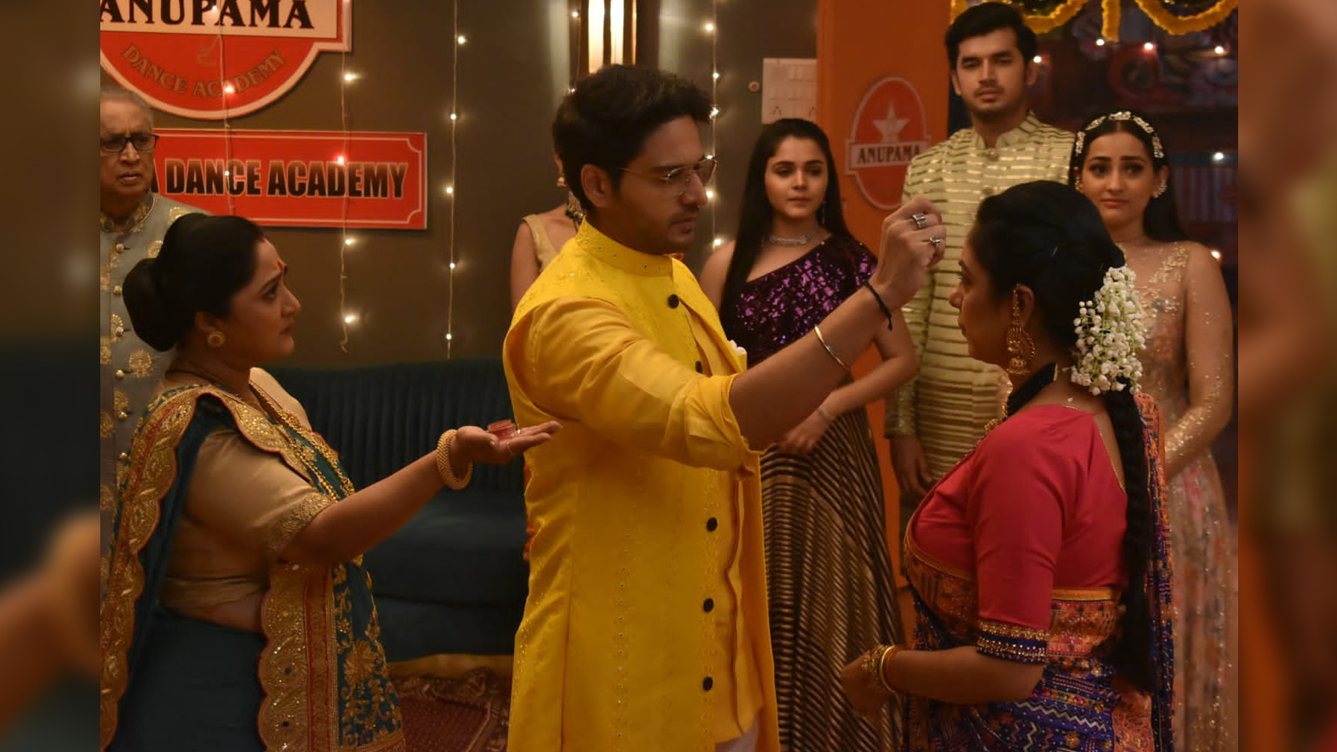 ‘Anupamaa’: Baa insults Babuji, Anupamaa takes him home with her 